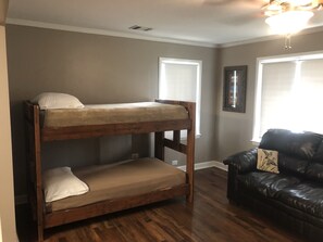 4 bedrooms, free WiFi, bed sheets