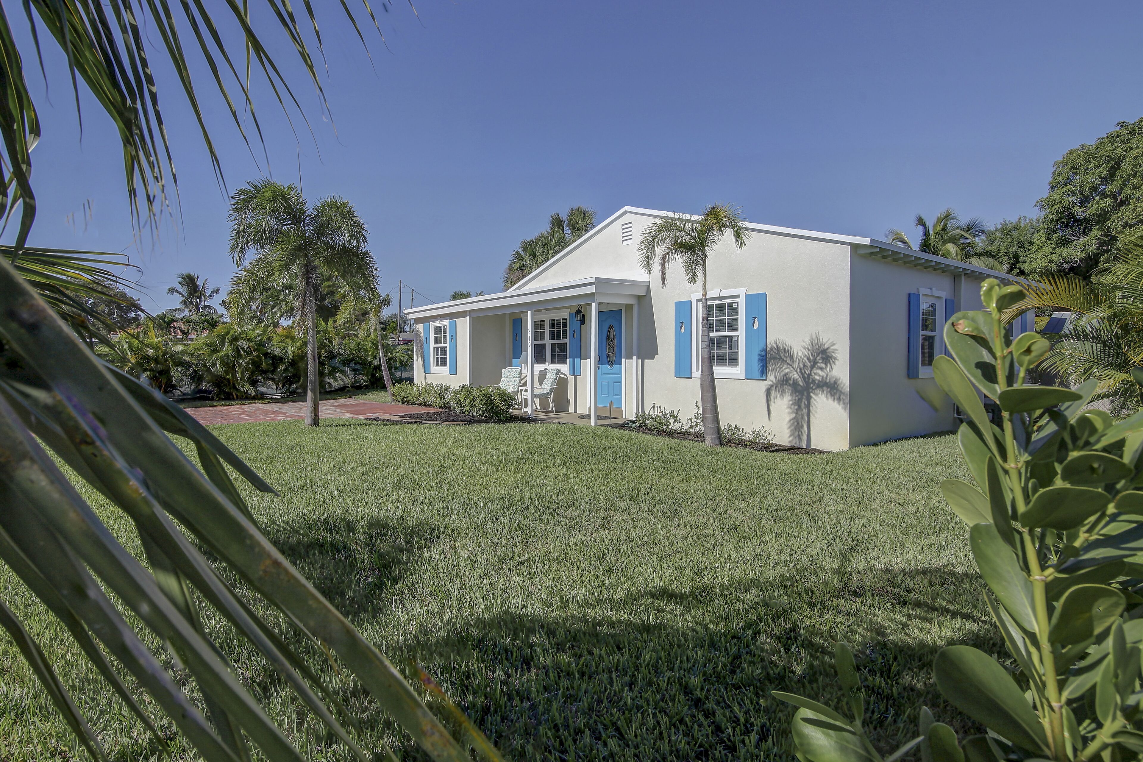 Charming Beach Home, Private Pool. Close To Atlantic Ave and Beaches