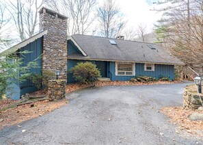 Exterior - Highcliff Hacienda -Mtn House, King Beds, Ping Pong, Gas & Wood Fireplace, Grill (Seven Devils)