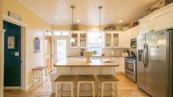 Køleskab, mikrobølgeovn, ovn, kogeplade