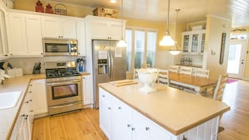 Køleskab, mikrobølgeovn, ovn, kogeplade