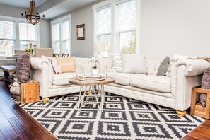 Smart TV, fireplace, books, stereo