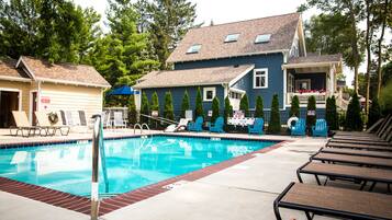 Een buitenzwembad en een verwarmd zwembad