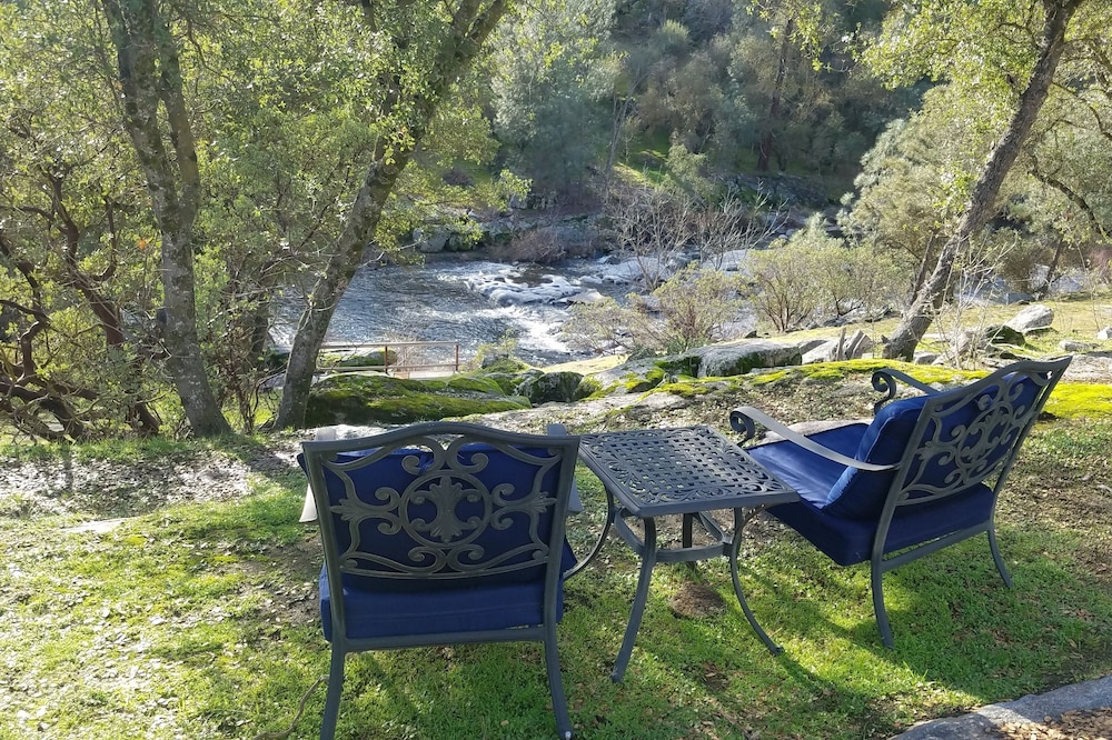 Private Riverview Getaway /w Hot Tub