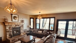 Living area - Cayuga Lakefront - beach, dock, hoist - Seneca Falls, Finger Lakes Wine Trail (Fayette)