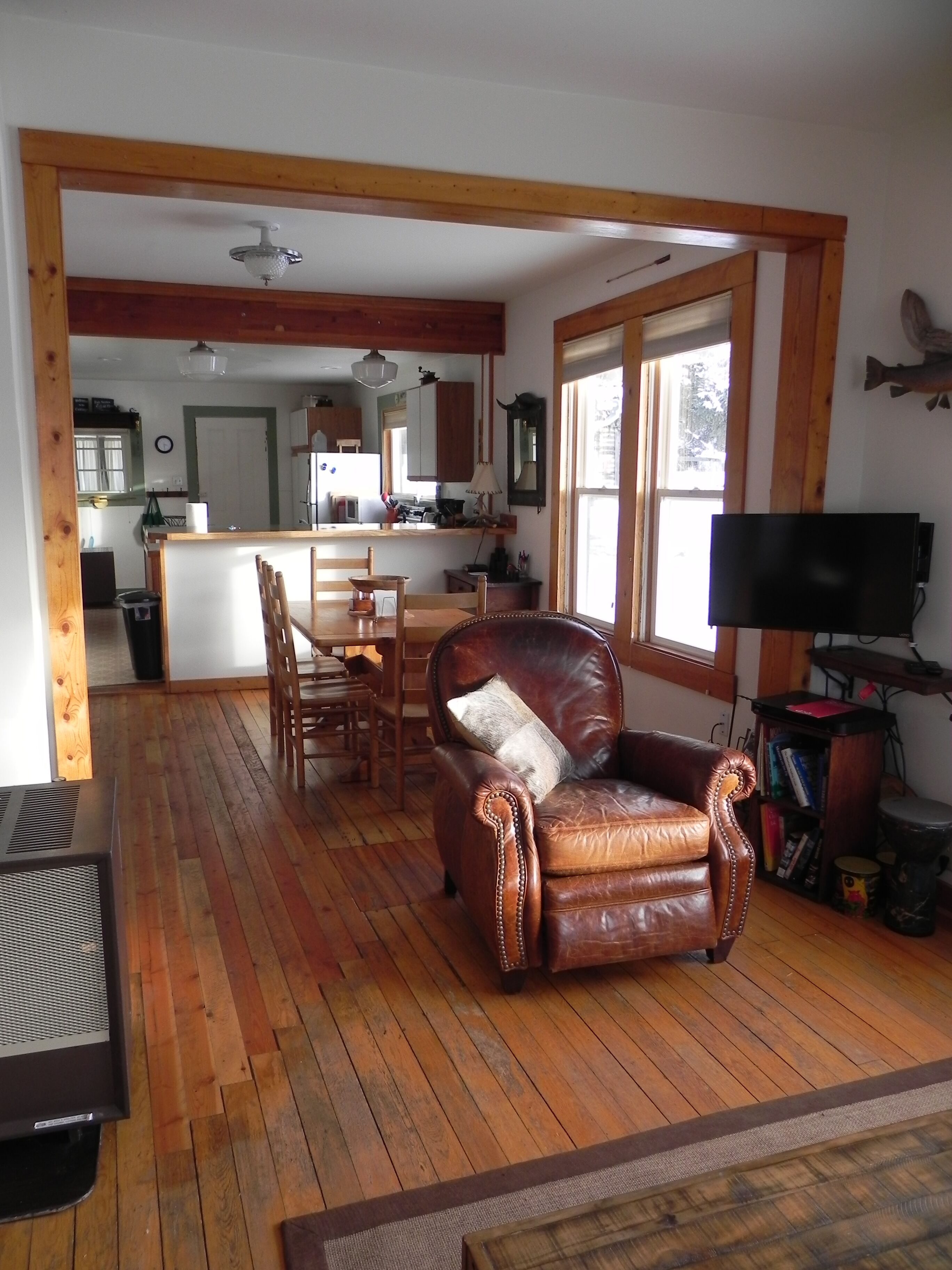 The Douglas Creek Cottage, Great Views, Cozy and Comfortable.