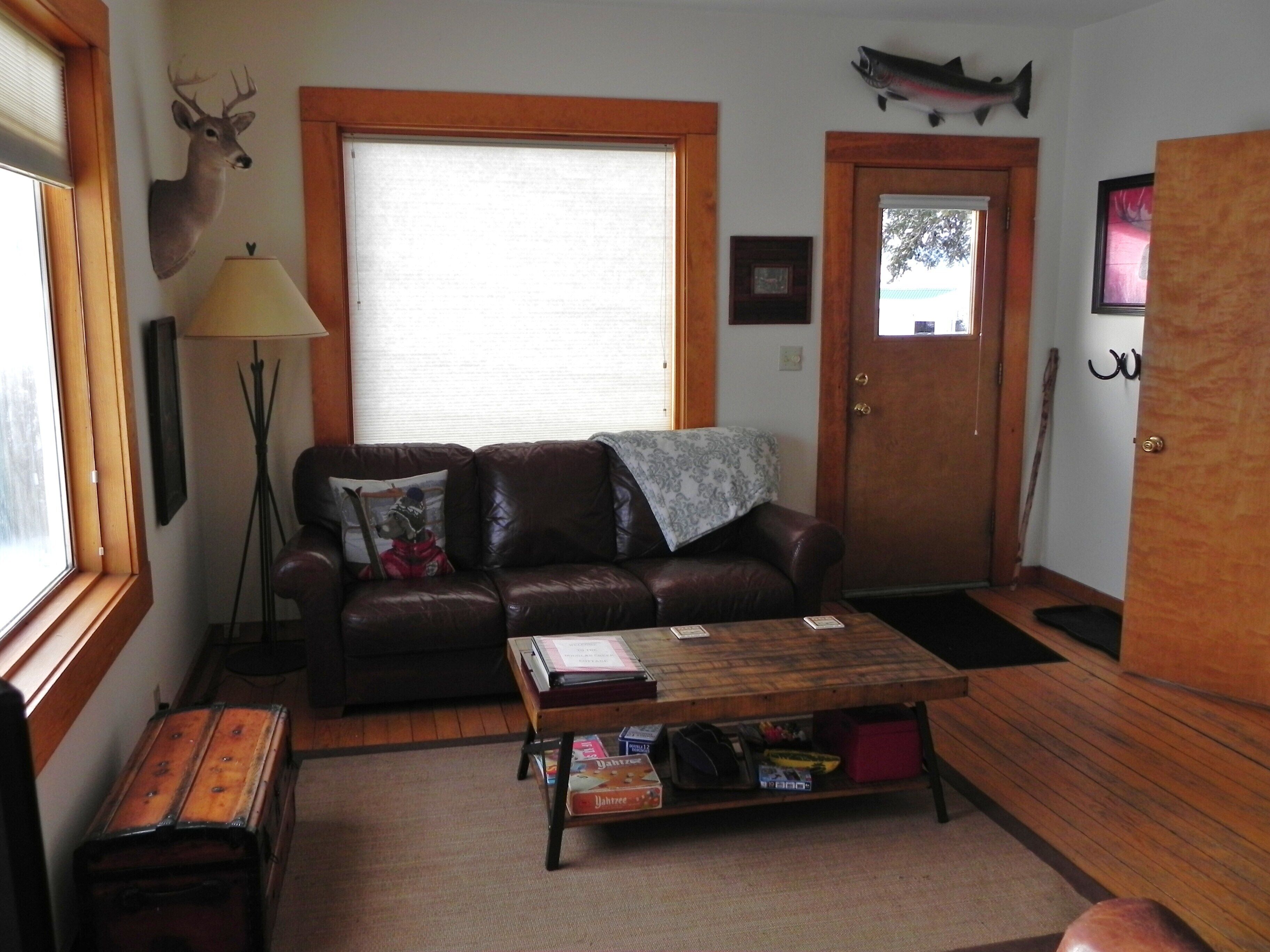 The Douglas Creek Cottage, Great Views, Cozy and Comfortable.