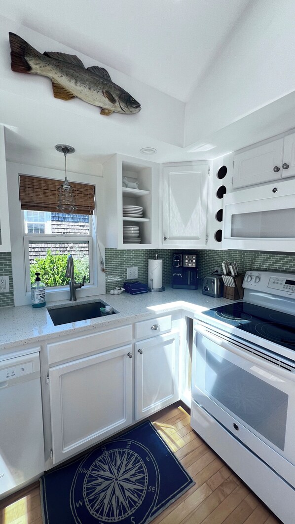 雪櫃、微波爐、焗爐、爐具