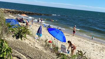 Una playa cerca, sillas reclinables de playa