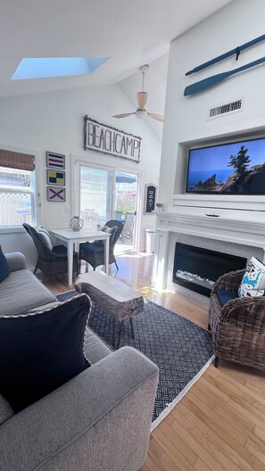 Smart TV, chimenea y estéreo