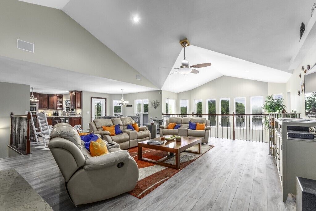 Smart-TV, DVD-Player, Bücher, Stereoanlage