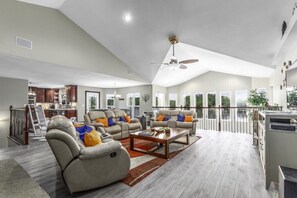 Smart TV, DVD player, books, stereo - Spectacular 6 bedroom home with open floor plan on deep quiet water (Camdenton)