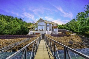 Exterior - Spectacular 6 bedroom home with open floor plan on deep quiet water (Camdenton)