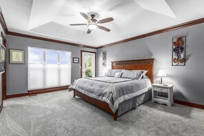 6 Schlafzimmer, Schreibtisch, Bügeleisen/Bügelbrett, Reisekinderbett