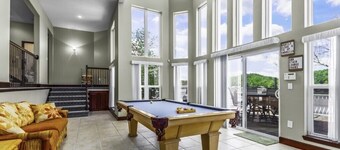 espectacular plano de planta abierto de 6 habitaciones en aguas profundas y tranquilas recientemente renovado