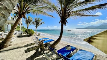 Plage, chaises longues, serviettes de plage