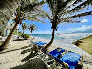 Plage, chaises longues, serviettes de plage