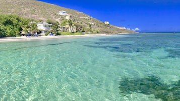 Na praia, espreguiçadeiras, toalhas de praia