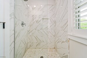 Ensemble douche/baignoire, sèche-cheveux, serviettes fournies, savon