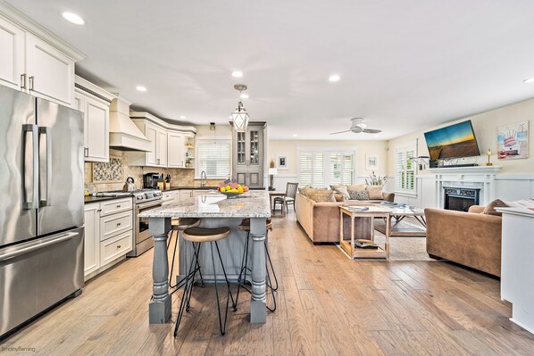 Fridge, microwave, oven, stovetop - Experience Cape May charm near Washington St Mall (Cape May)