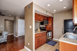 Fridge, microwave, oven, stovetop - ON GOLF COURSE & Camelback Mtn Views, Spring Training & Shopping (Scottsdale)