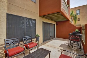 An outdoor patio with a seating area, including two chairs with red cushions and a table. - ON GOLF COURSE & Camelback Mtn Views, Spring Training & Shopping (Scottsdale)