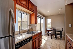 Fridge, microwave, oven, stovetop - ON GOLF COURSE & Camelback Mtn Views, Spring Training & Shopping (Scottsdale)