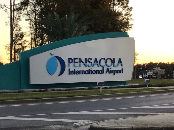 Skilt for Pensacola Internationale Lufthavn med logo og tekst.