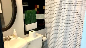 Handtücher, Seife, Shampoo, Toilettenpapier