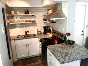 Køleskab, mikrobølgeovn, ovn, kogeplade