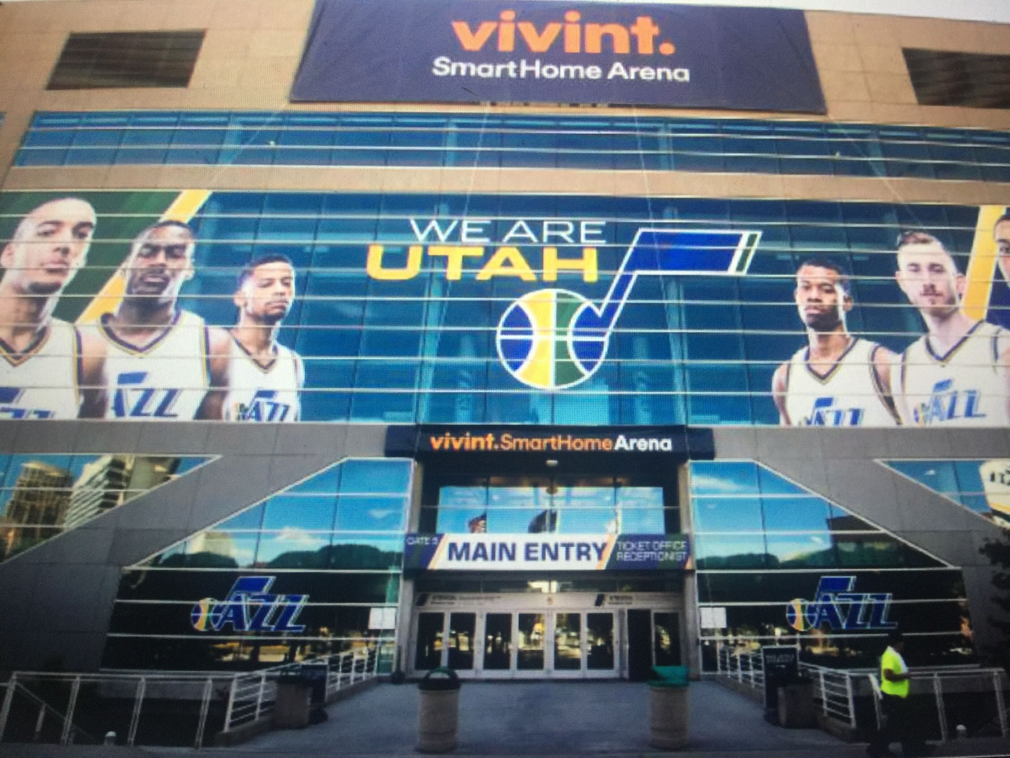 Ingången till Vivint SmartHome Arena, med en stor reklam för basketlaget Utah Jazz.