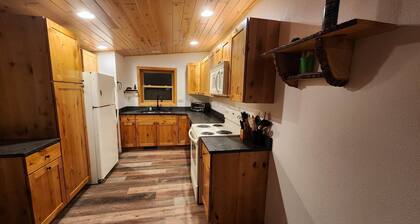 Basso Lk ~ hiekkaranta ~ 1. 68Wooded Acres ~ Nukkuu 6-8 ~ 1. 5 Bath