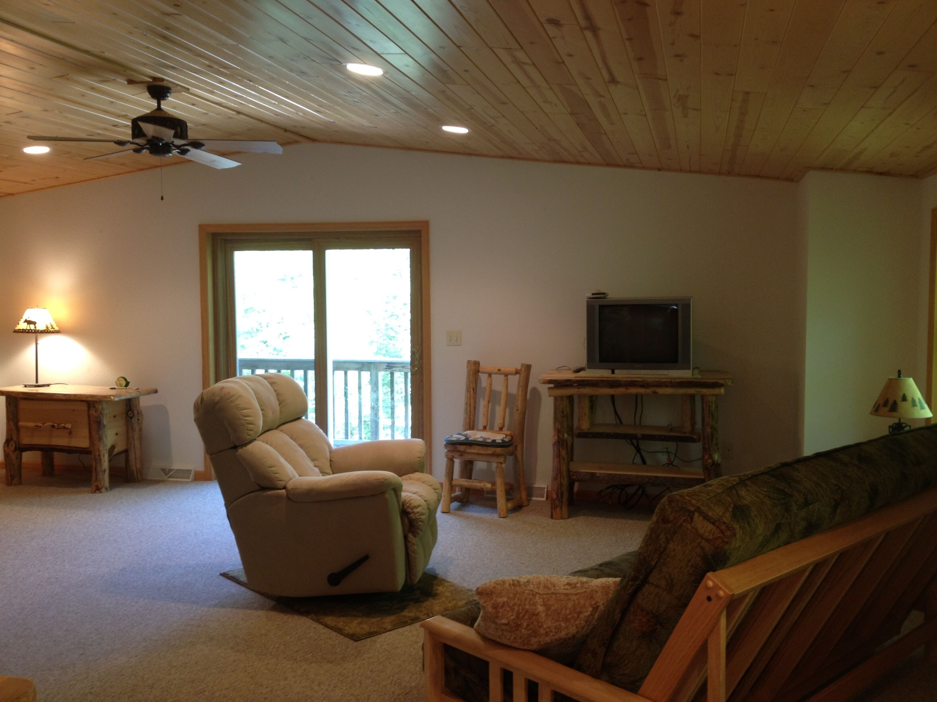 Bass Lk~Sand Beach~1.68Wooded Acres~Sleeps 6-8~1.5 Bath