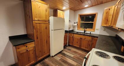 Basso Lk ~ hiekkaranta ~ 1. 68Wooded Acres ~ Nukkuu 6-8 ~ 1. 5 Bath