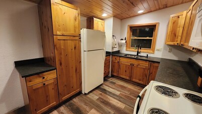 Bass Lk~Sand Beach~1.68Wooded Acres~Sleeps 6-8~1.5 Bath