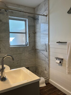 Combined shower/bathtub, hair dryer, towels, soap
