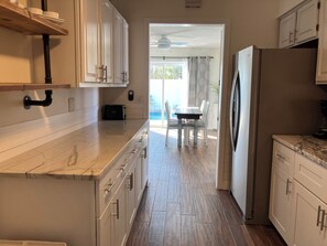 冷蔵庫、電子レンジ、オーブン、コンロ