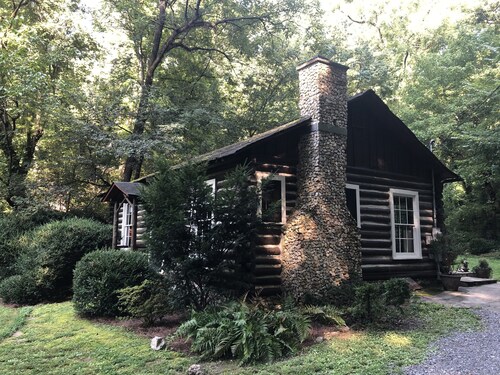 Dog Trot Cabin: retiro aislado dentro de los límites de la ciudad 