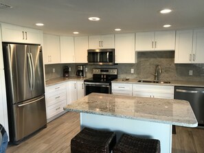 Refrigerador, microondas, horno y parrilla de estufa 