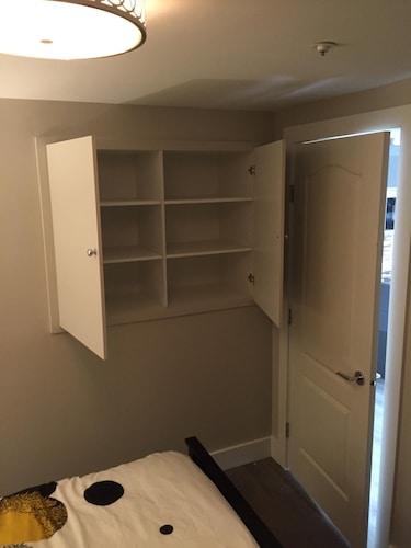 新地下室プライベートスイート - 完全に家具付き、1ベッドルーム＆布団