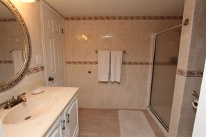 Combined shower/tub, hair dryer, towels