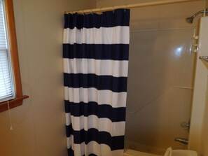 Duschwanne, Seife, Shampoo, Toilettenpapier