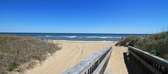 Trinn til strand og havbølger!