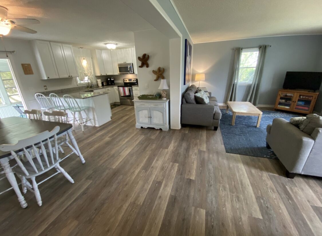 4BR 2BA - beach getaway! Pet friendly, sleeps 10. Walk to beach and town