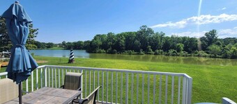3 bedroom ranch on the pond, close to Downtown & Old Hickory Lake. Pool.