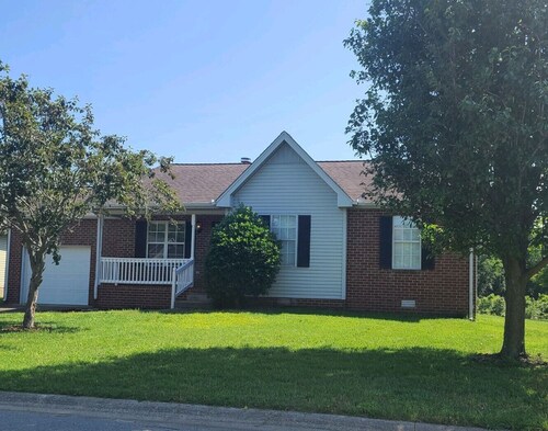 3 bedroom ranch on the pond, close to Downtown & Old Hickory Lake. Pool.