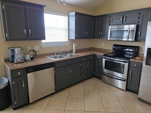 Refrigerador, microondas, horno y parrilla de estufa 