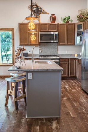 Kjøleskap, mikrobølgeovn, ovn og kokeplater