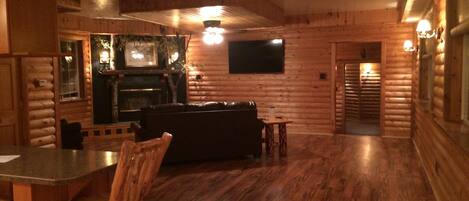 Téléviseur connecté, foyer, lecteur de DVD, table de ping-pong