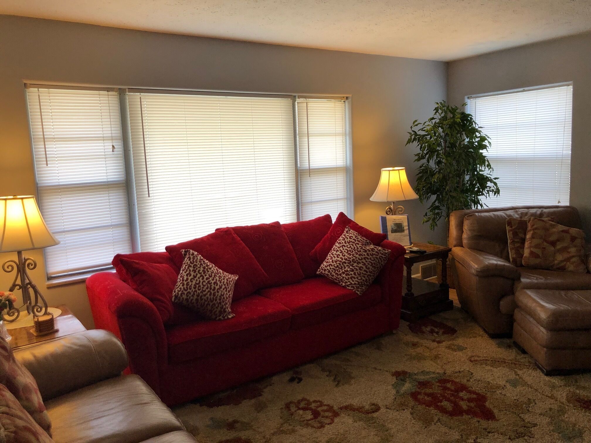 Super Comfortable Home in the Heart of Speedway!!